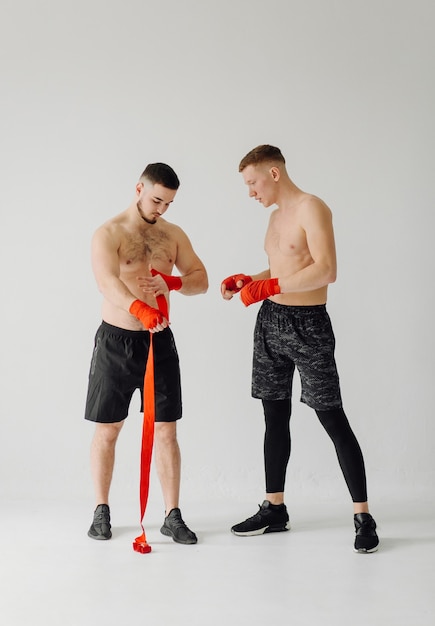 Sportlicher junger Mann, der zu Hause trainiert, Mann, der trainiert, sich vor dem Krafttraining aufwärmt.