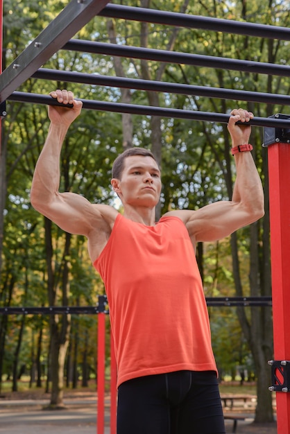 Sportlicher junger Mann macht Liegestütze im Freien Fitness und Outdoor-Training in einer städtischen Umgebung