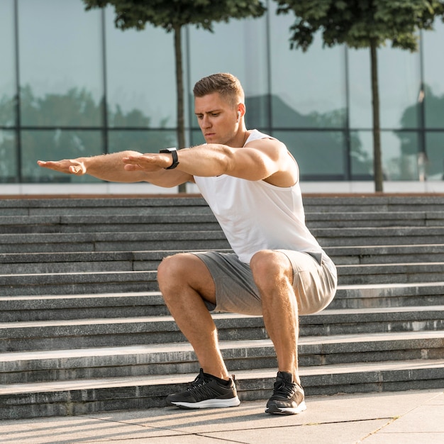 Sportlicher Mann, der draußen trainiert