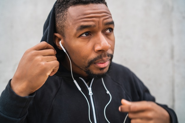 Sportlicher Mann, der Musik hört