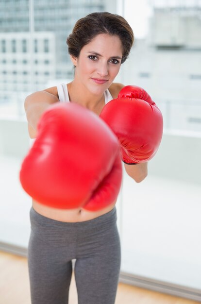 Sportliches Brunetteverpacken, das Kamera betrachtet