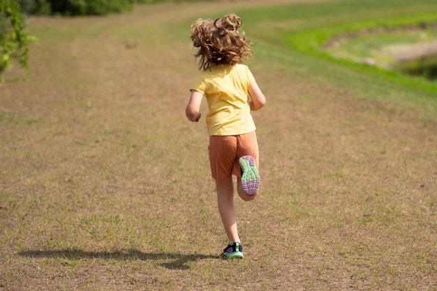 Foto sportliches kleines kind laufen joggen und training laufen im freien und gesunder sport für kinder kind