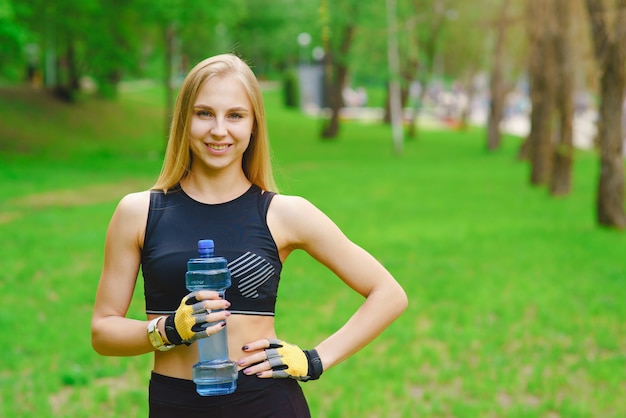 Sportliches Mädchen in einem Park mit Wasser