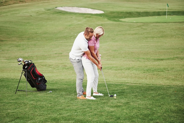 Sportliches Paar auf einem Golfplatz