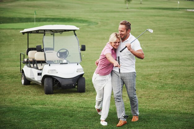 Sportliches Paar auf einem Golfplatz