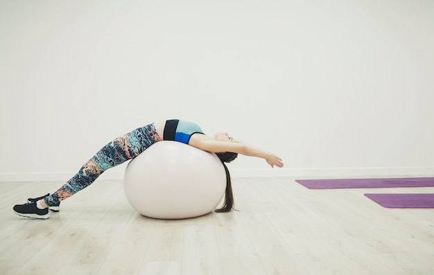 Foto sportmädchen im fitness-club