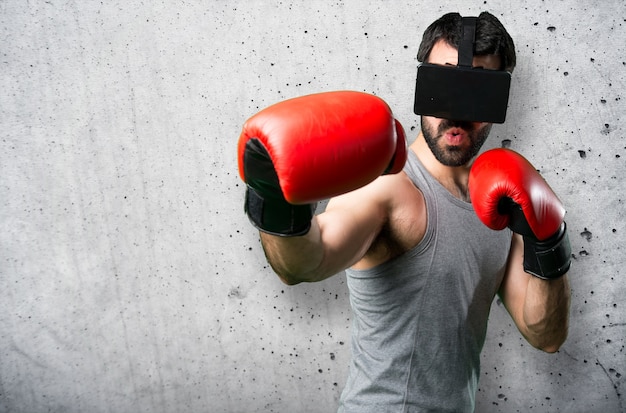 Sportman com luvas de boxe e óculos VR