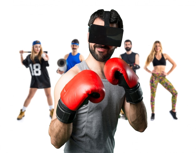 Sportman com luvas de boxe e óculos VR