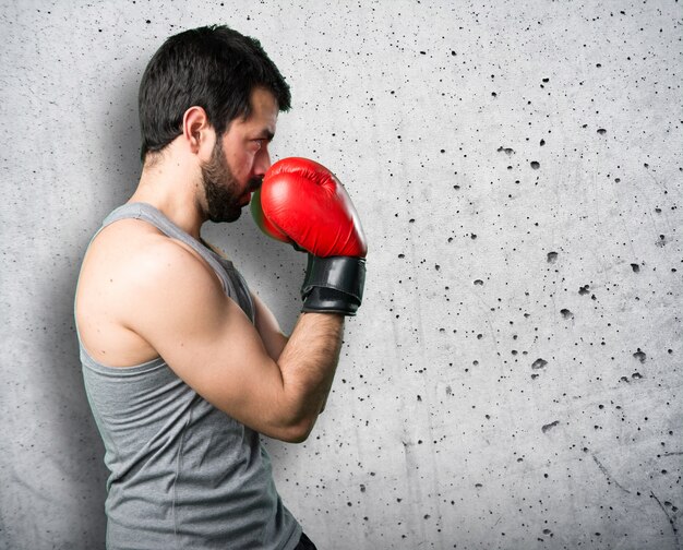 Sportman con guantes de boxeo