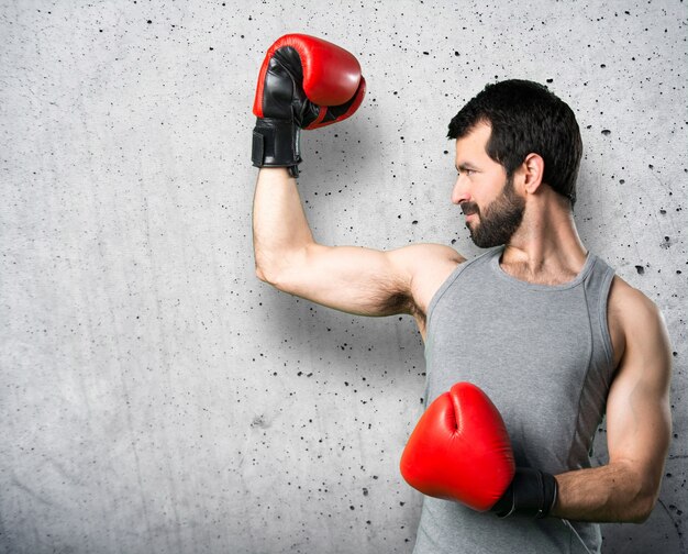 Sportman con guantes de boxeo