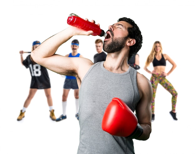 Sportman mit Boxhandschuhen Trinkwasser Soda