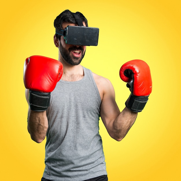 Sportman mit Boxhandschuhen und VR Gläser auf buntem Hintergrund