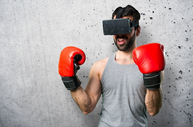 Sportman mit Boxhandschuhen und VR-Gläsern