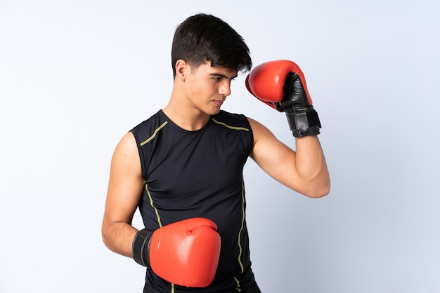 Sportmann über isoliertem blauem Hintergrund mit Boxhandschuhen