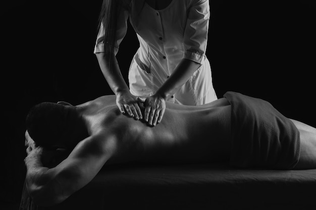 Sportmassage, Physiotherapie, Massage von Nacken und Schultern muskulöser männlicher Sportler, Physiotherapie