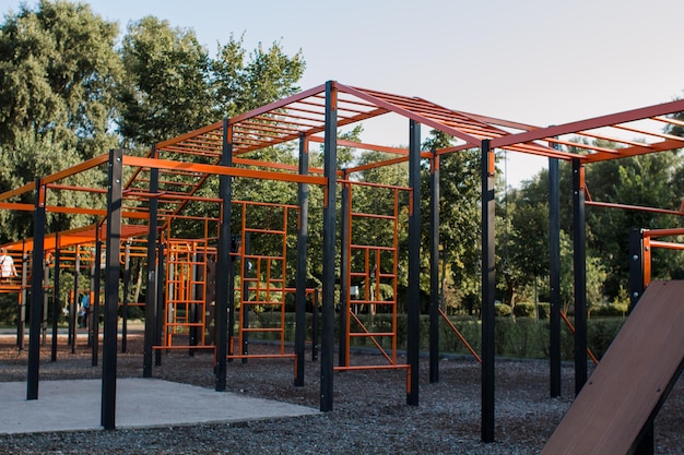 Sportplatz mit Trainingsgeräten im Park