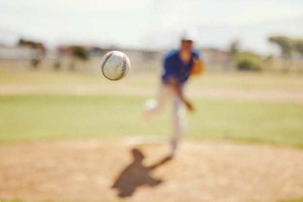 Sportplatz und Baseballball im Luftkrug, der ihn im Matchspiel wirft oder im Außenbereich trainiert Fitnessübungen und Training auf dem Baseballfeld mit Spielern in Aktion, Bewegung und Bewegung