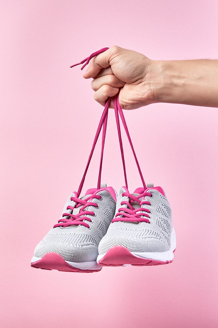 Sportschuhe auf rosa Hintergrund