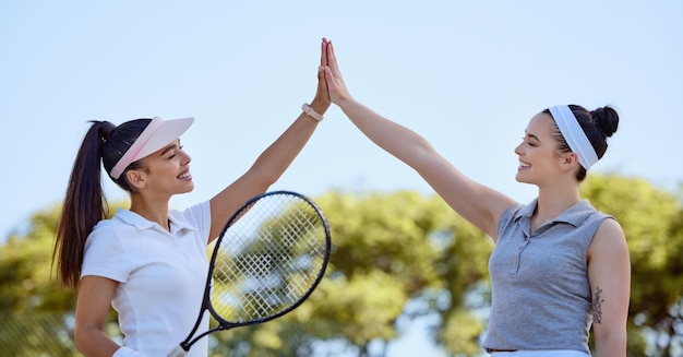 Sportteam High Five und Tennisfreunde freuen sich nach dem Gewinn von Wettbewerbszielen oder feiern den Erfolg der Fitnesspartnerschaft