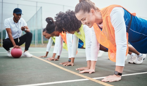 Foto sporttrainer und netball-team üben boden-push-up und fitnessunterricht für sportler oder frauen gesundheitstrainer-leistungstraining oder lehrer-coaching-gruppentrainingsübung oder -herausforderung