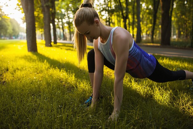 Sporttraining, das Gesundheitskonzept im Freien ausdehnt. Übung, um Flexibilität zu entwickeln. aktiver Lebensstil.