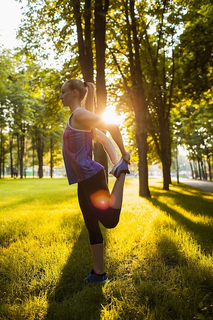 Sporttraining, das Gesundheitskonzept im Freien ausdehnt. Übung, um Flexibilität zu entwickeln. aktiver Lebensstil.