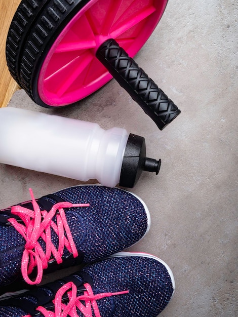 Sportzubehör Turnschuhe Rad Wasserflasche Draufsicht mit Copyspace Fitness-Sport und gesundes Lifestyle-Konzept