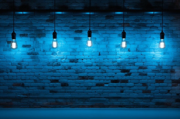 Spotlights azuis em um fundo de parede de tijolos