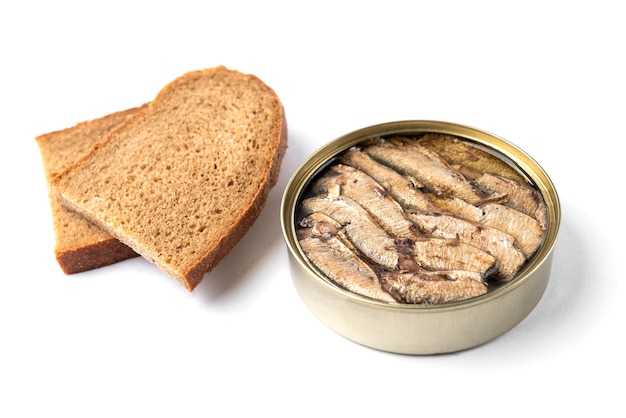 Sprats em lata com pão fresco
