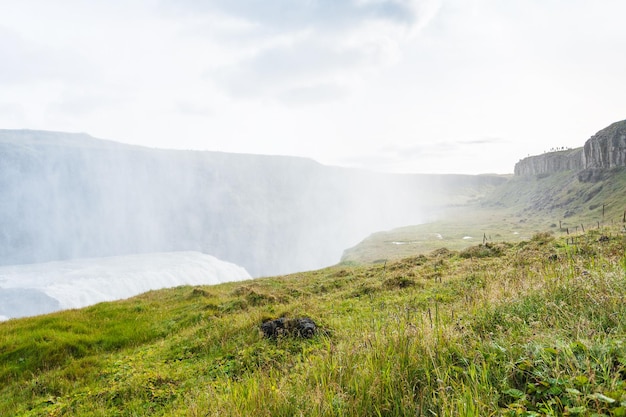 Spray de água sobre a cachoeira Gullfoss em setembro