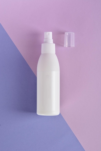 Spray de garrafa de plástico em branco