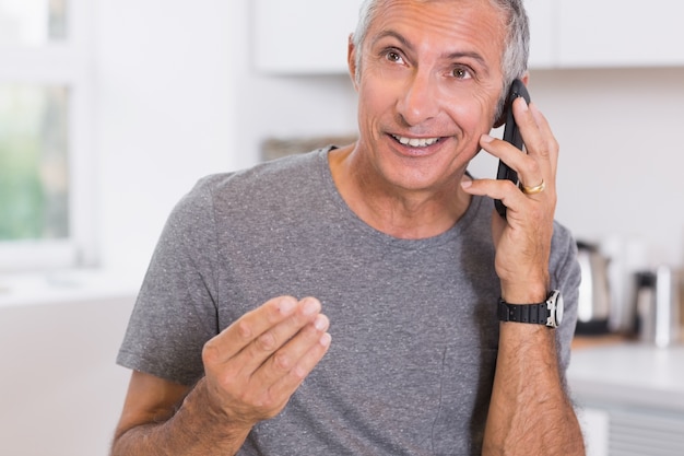 Sprechender Mann am Telefon