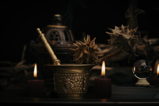 Sprechendes spirituelles Brett mit schwarzen Kerzen und altem Schlüssel Wicca esoterischer und okkulter Hintergrund mit alten magischen Objekten für mystische Rituale Halloween und gotisches Konzept