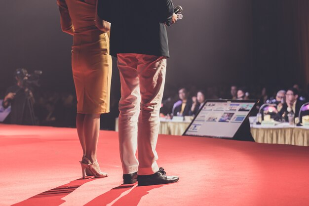 Foto sprecher auf der bühne in einem konferenzraum