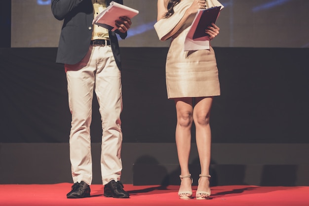 Sprecher auf der Bühne in einem Konferenzraum