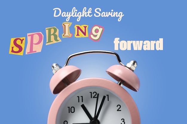 Spring Forward Blauer Wecker auf blauem Hintergrund mit Text
