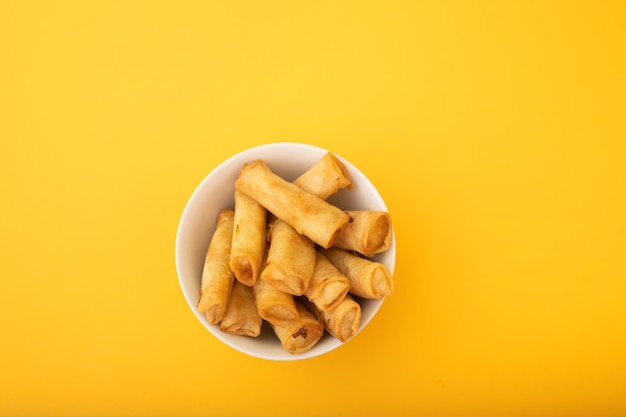 Spring Roll también conocido como Egg Roll en un tazón blanco