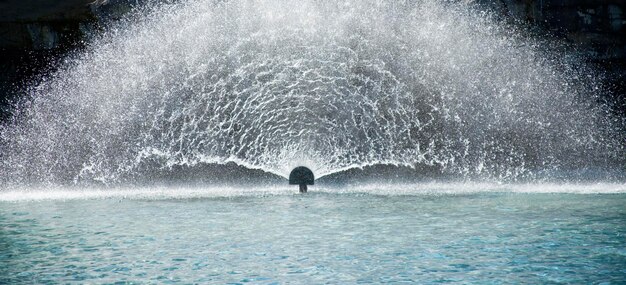 Springbrunnen im Pool