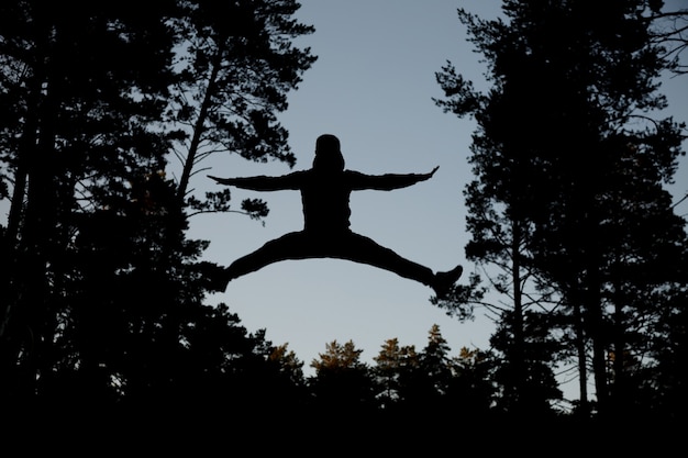 Foto springender mann des schattenbildes gegen blauen himmel.