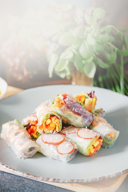 Springrolls frescos com legumes e camarões um prato saudável de papel de arroz e legumes orgânicos frescos