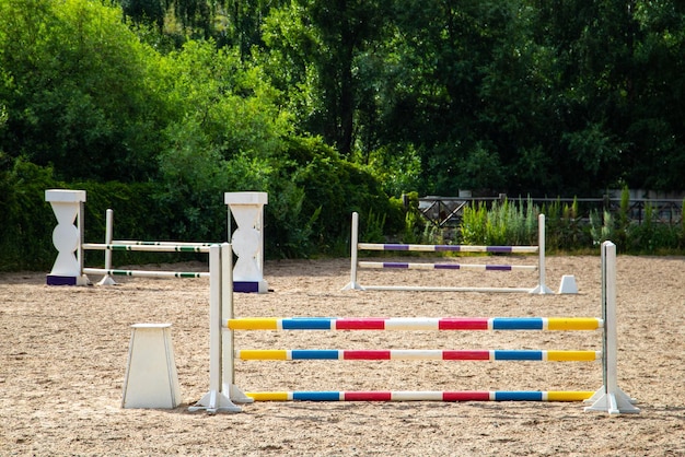 Springstangen in der springreitarena horse hindernisparcours