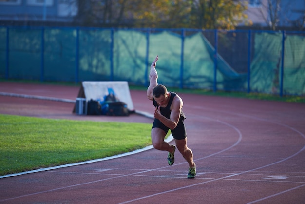 Sprinter dejando tacos de salida en la pista de atletismo. Comienzo explosivo.