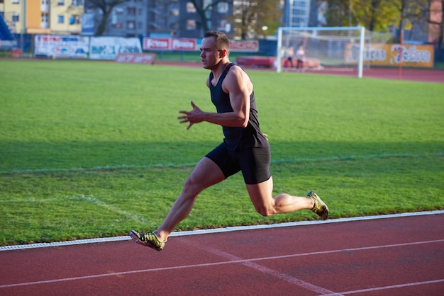 Sprinter dejando tacos de salida en la pista de atletismo. Comienzo explosivo.