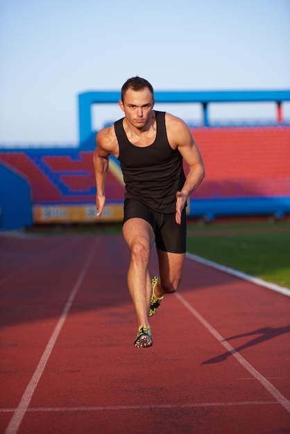 Sprinter dejando tacos de salida en la pista de atletismo. Comienzo explosivo.