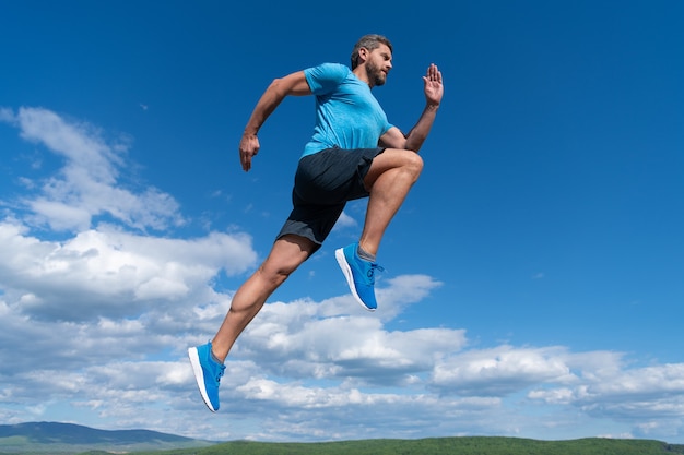 Sprinter. Herausforderung und Konkurrenz. Sportathleten laufen schnell, um zu gewinnen. Trainingsaktivität. gesunder Mann läuft. Kerl in Sportkleidung. voller Energie. Fühle die Freiheit. Marathon-Geschwindigkeit. Ausdauer und Ausdauer.