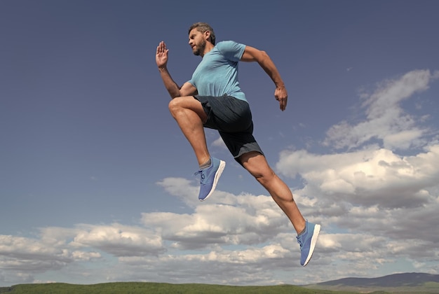 Sprinter-Herausforderung und Wettkampfsportler laufen schnell, um Trainingsaktivitäten zu gewinnen