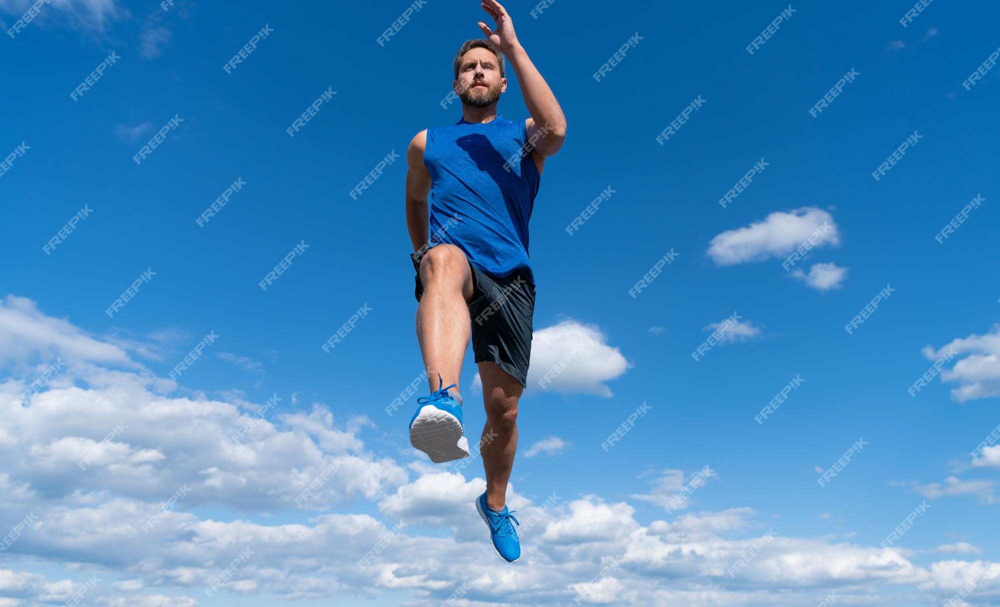 personalizado Rama rutina Sprinter de hombre musculoso corriendo en ropa deportiva al aire libre en  el fondo del cielo, maratón | Foto Premium