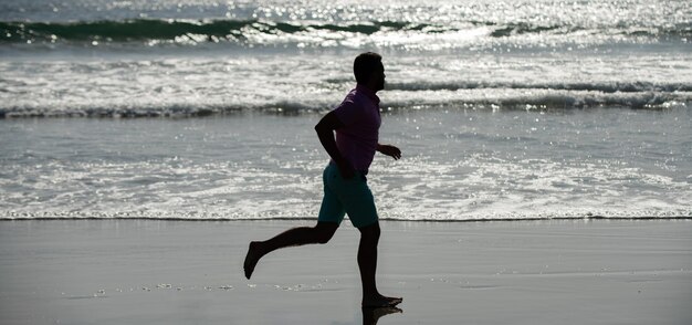 Sprinter-Silhouette Ausdauer- und Ausdauersportler laufen schnell, um im Ozean zu gewinnen