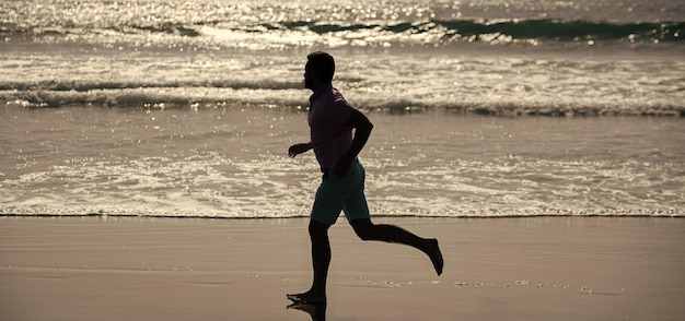 Sprinter silueta resistencia y estamina deporte atleta correr rápido para ganar en el océano