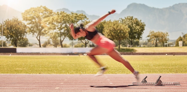 Sprintsport und Frauentraining in einem Stadion für Fitnessübungen und Cardio mit Energie Laufgeschwindigkeit und Athletenläufer bewegen sich mit Kraft schnell und Action für ein Rennen oder einen Wettkampf